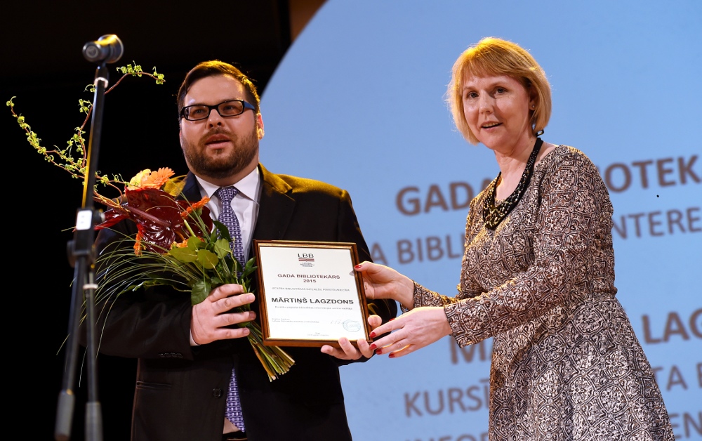 
Titula “Gada bibliotekārs 2016” saņēmēju – Kursīšu pagasta bibliotēkas – informācijas centra vadītāju Mārtiņu Lagzdonu – sveic LNB Bērnu literatūras centra vadītāja Silvija Tretjakova.
