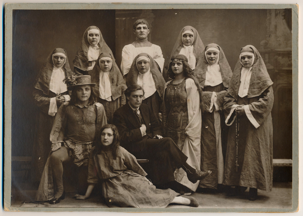 
Latgales Teātra dalībnieki pēc izrādes “Māsa Beatrise”, 1921. gads. 
