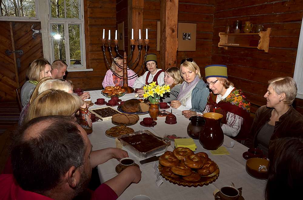 
Vecpiebalgas iedzīvotāji  Kārļa Skalbes “Saulrietos”, kur Baltā galdauta svētki tika svinēti saules zīmē. 
