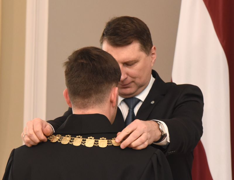
Valsts prezidents Raimonds Vējonis sveic tiesnesi svinīgās tiesnešu zvēresta nodošanas
ceremonijas laikā Rīgas pilī šā gada februārī.
