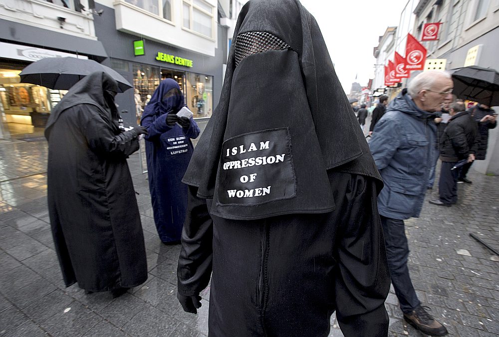 
Pagātni nezinošajiem, propagandas manipulētajiem jauniešiem pat prātā neienāk, ka uz astoņdesmito gadu robežas islāma zemēs galvu un seju aizsedzošas sievietes bija kļuvušas par eksotisku retumu. Daudzas no šķietami “senām” tradīcijām patiesībā ir nesen atdzīvinātas vai no jauna radītas.
