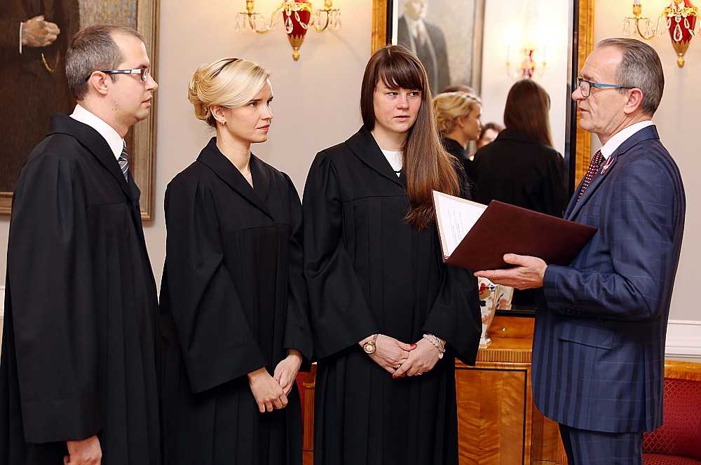 
Tieslietu ministrs Dzintars Rasnačs (no labās) un tiesneši Linda Dīzenberga, Silvija Saleniece un Dainis Locs pirms svinīgās tiesnešu zvēresta došanas ceremonijas Rīgas pilī.
