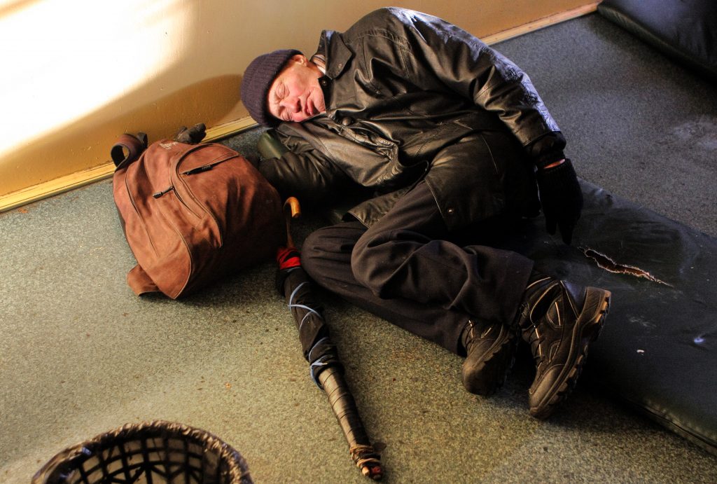 
Vīrietis sala laikā nakts patversmes telpās Gaiziņa ielā.
