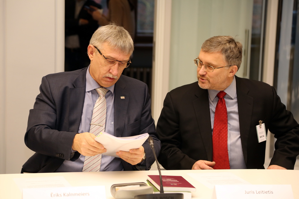 
Ģenerālprokurors Ēriks Kalnmeiers (no kreisās) un bijušais Drošības policijas priekšnieka vietnieks, Pretterorisma centra vadītājs Juris Leitietis piedalās “Oligarhu sarunu” lietas parlamentārās izmeklēšanas komisijas sēdē.
