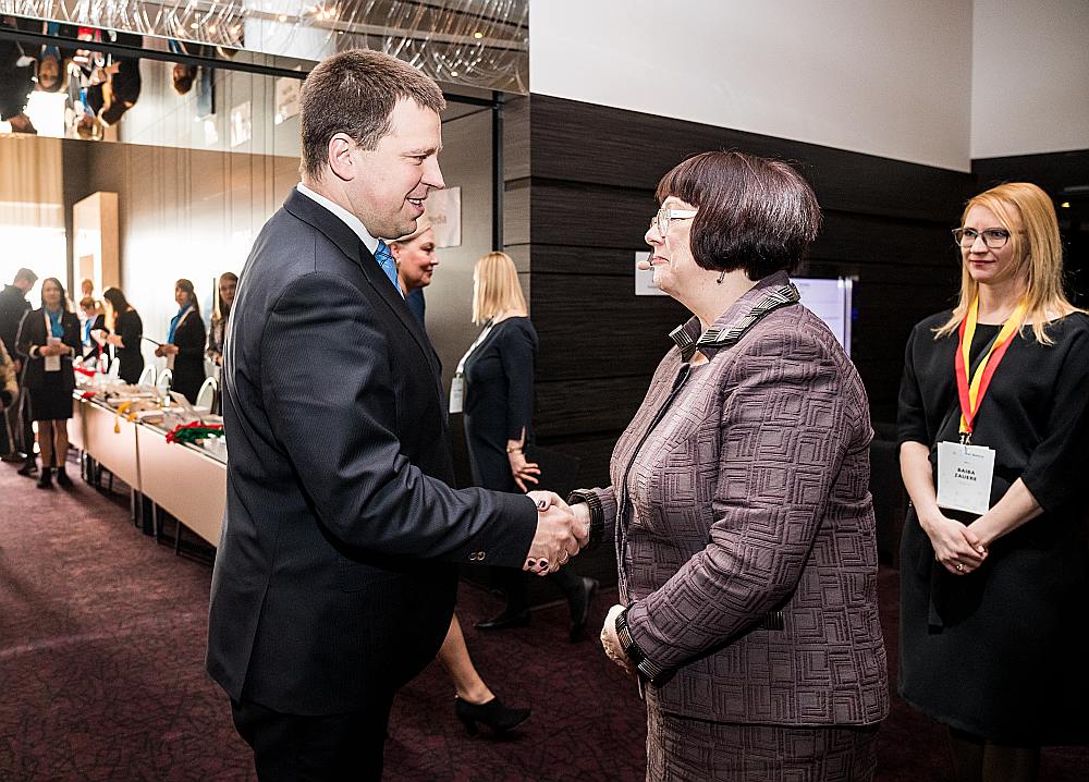 
“Rail Baltica” prezidente Baiba Rubesa sasveicinās ar Igaunijas premjeru Jiri Ratasu.
