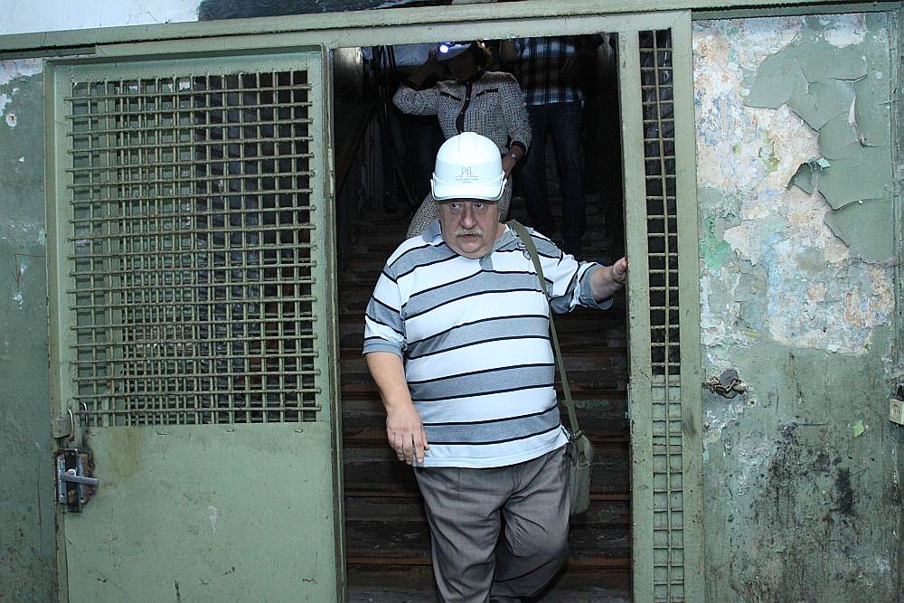 
Aspazijas bulvārī 7 savulaik atradās Rīgas Galvenā policijas pārvalde, taču, kopš policijai ir uzcelts jaunais ēku komplekss Gaujas ielā, šīs telpas netiek izmantotas. Vakar gida lomā iejutās bijušais Valsts Policijas priekšnieks Juris Rekšņa, kurš šajā ēkā strādājis ilgus gadus.
