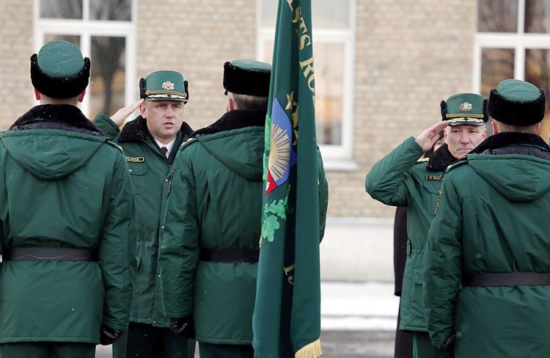 
Jaunais Valsts robežsardzes priekšnieks ģenerālis Guntis Pujāts (no kreisās) un līdzšinējais Valsts robežsardzes priekšnieks ģenerālis Normunds Garbars Valsts robežsardzes priekšnieka amata pilnvaru nodošanas ceremonijas laikā.
