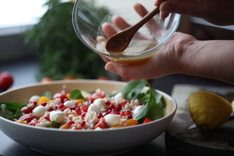 
Grūbas un pārlej ar mērci, kas gatavota no olīveļļas un citrona sulas, pievienojot nedaudz sāls un cukura. 
