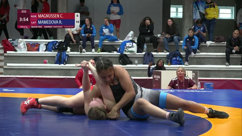 
Ramina Mamedova (pa labi) cīņas laikā.
