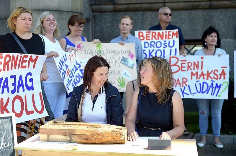 
Alojas Ausekļa vidusskolas skolēnu vecāki 18. jūnijā piketēja pie Ministru kabineta ēkas, prasot piešķirt aizdevumu skolas atjaunošanai.
