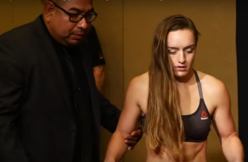 
Aspenu Ledu vajadzēja pat pieturēt, lai viņa bezspēkā nenokristu.
