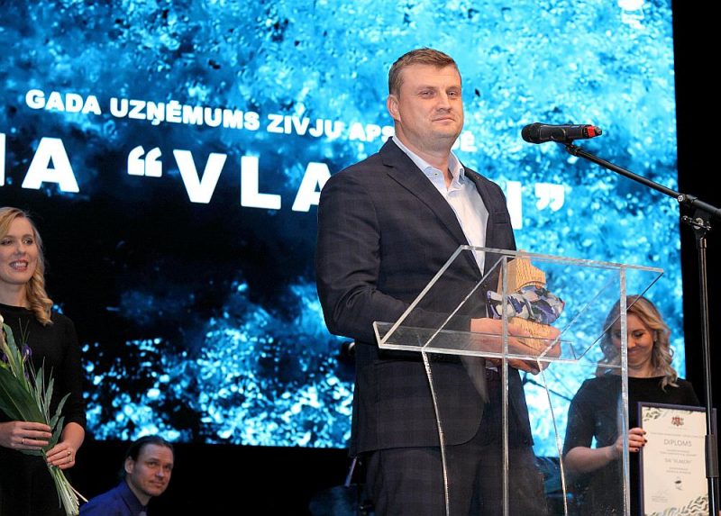 
Georgijs Jevsikovs, saņemot  “Lielais loms 2019” balvu par  labāko gada uzņēmumu zivju apstrādē.
