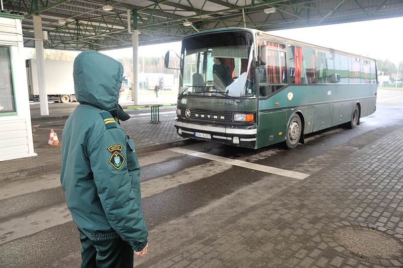 
Maršruta autobusa Braslava–Daugavpils sagaidīšana un pasažieru kontrole. Muitnieku ieskatā šis reiss ir bēdīgi slavens "sīko" kontrabandistu dēļ. Pasažieru vidū liela daļa esot pastāvīgo "klientu", kas robežu gandrīz katru dienu šķērso gadiem ilgi, noteikumus zina, bet tik un tā zem apģērba slēpj kontrabandu un cenšas to ievest. Pēc noteikumiem, Latvijā personīgai lietošanai drīkst ievest dažādas preces līdz 300 eiro. Cigaretes – ne vairāk par divām paciņām, stipro alkoholu – vienu litru, bet gaļas un piena izstrādājumus dzīvnieku slimību izplatības ierobežošanas pasākumu dēļ ievest aizliegts. Skandalēšana esot diezgan ierasta lieta, kad muitnieki pasažieriem norāda, kādas ir bez nodokļu nomaksas ievedamo preču normas.
