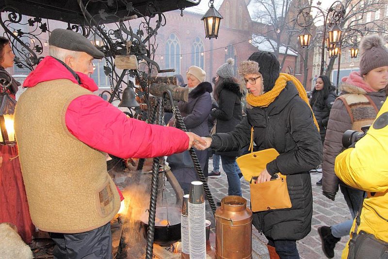 
Doma laukumā Vecrīgā iededz egli un atklāj Ziemassvētku tirdziņu, 01.12.2019.

