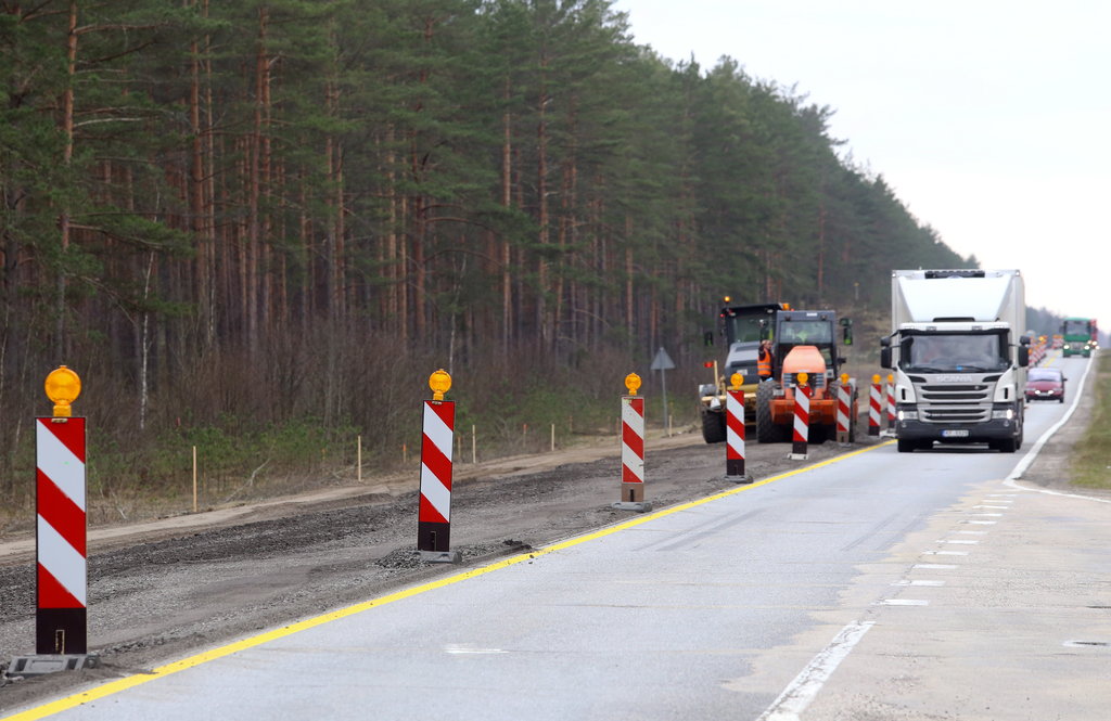 
Pārbūves darbi Vidzemes šosejas posmā pie “Sēnītes”.
