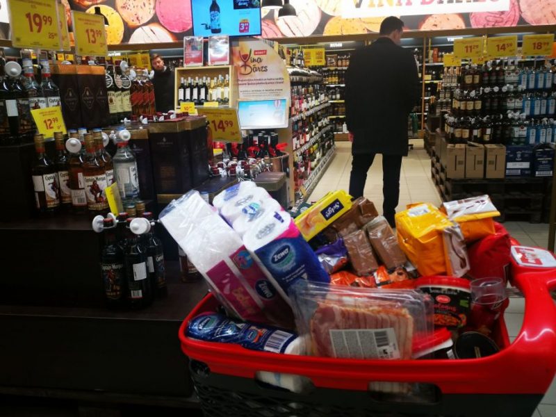 
Cilvēki izpērk pārtiku veikalā Rimi
