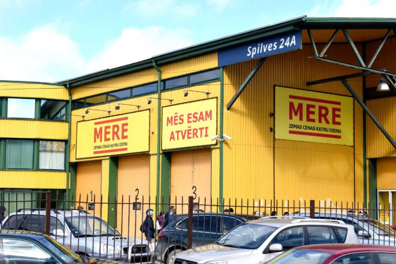 
Cilvēki iepērkas Krievijas zemo cenu veikalā “Mere”
