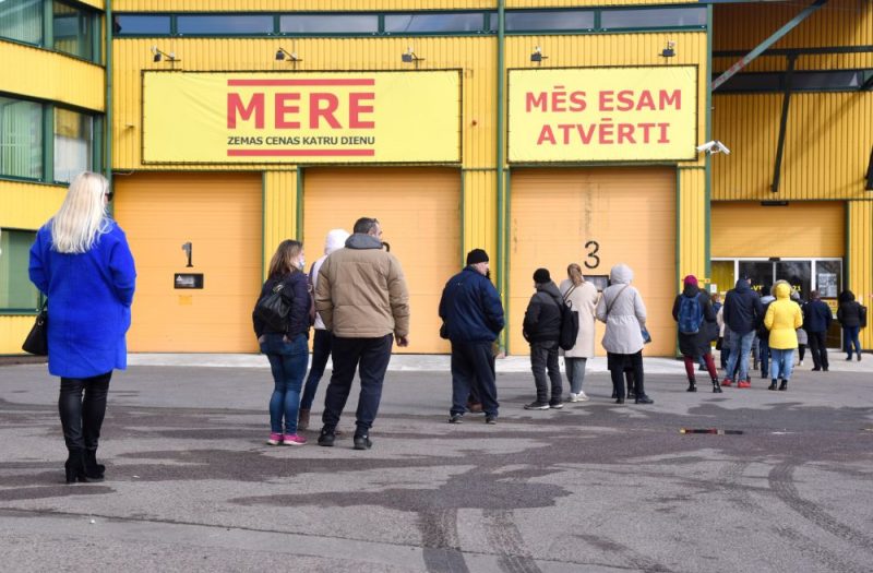 
Cilvēki iepērkas Krievijas zemo cenu veikalā “Mere”
