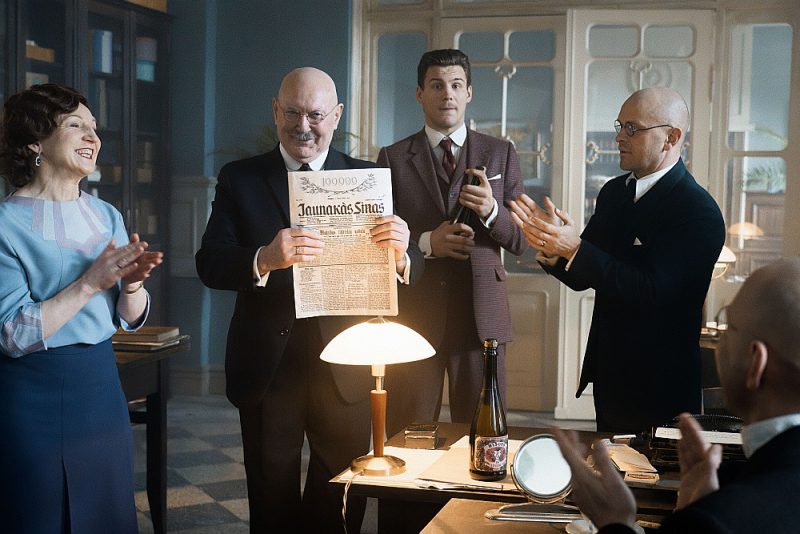 
Guna Zariņa Emīlijas Benjamiņas tēlā “Jaunāko Ziņu” izdevniecībā. Viņai blakus: Juris Bartkevičs Antona Benjamiņa lomā.
