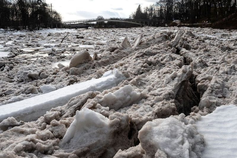 
Ogres upe, iet ledus
