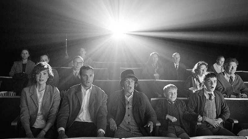 
Kadrs no Keneta Branas bērnības iedvesmotās melnbaltās filmas “Belfāsta”, kas tika atzīta par labāko britu filmu.
