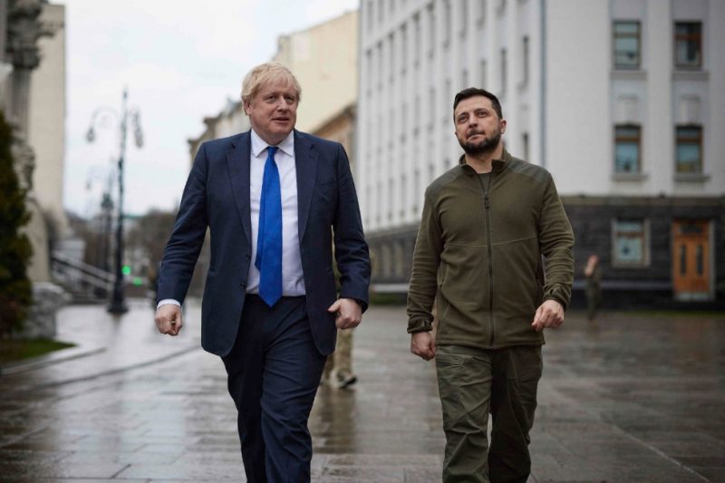 
Boriss Džonsons apmeklē Kijivu un tiekas ar Volodomiru Zelenski.
