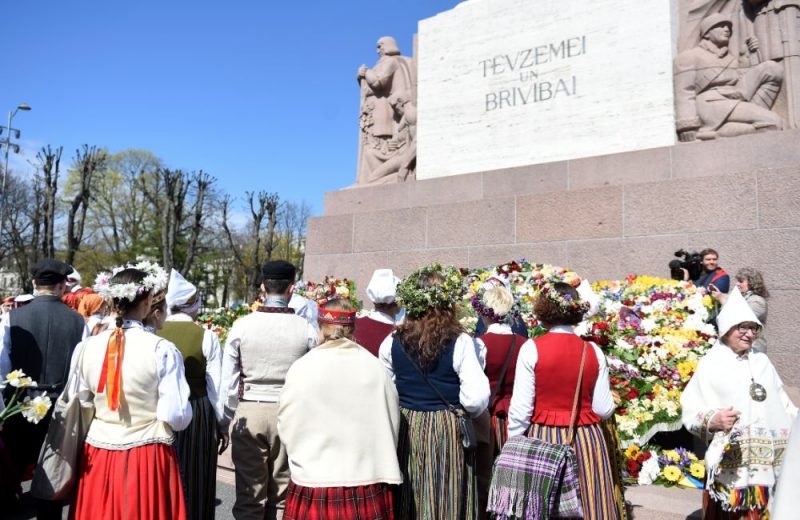 
Cilvēki svinīgi noliek ziedus pie Brīvības pieminekļa, 4. maijs
