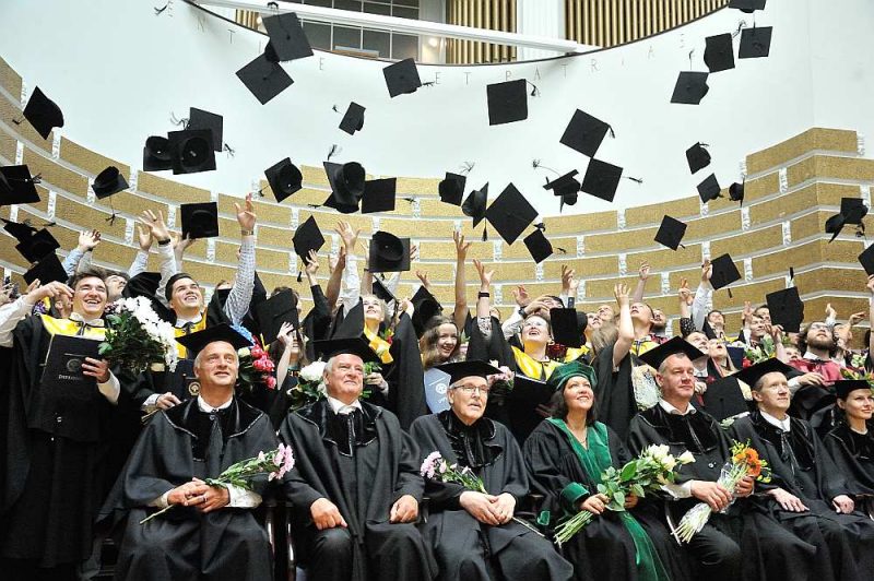 
Latvijas Universitātes Datorikas fakultātes izlaidums LU Lielajā aulā.
