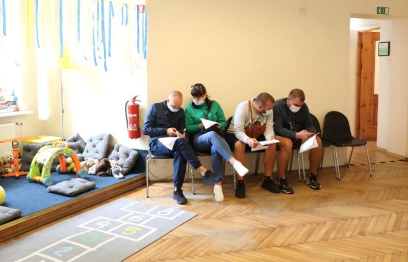 
Ukrainas bēgļi norāda uz virkni trūkumu jaunajā atbalsta centrā Rīgā
