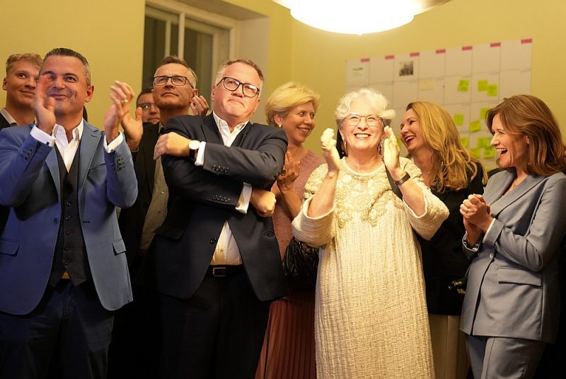 
Partiju apvienība &#8220;Jaunā Vienotība&#8221; pulcējās partijas birojā Vecrīgā. Attēlā no kreisās: Hosams Abu Meri, Ainārs Latkovskis, Arvils Ašeradens, Anda Čakša, Sandra Kalniete, Inese Lībiņa-Egnere, Zanda Kalniņa-Lukaševica.
