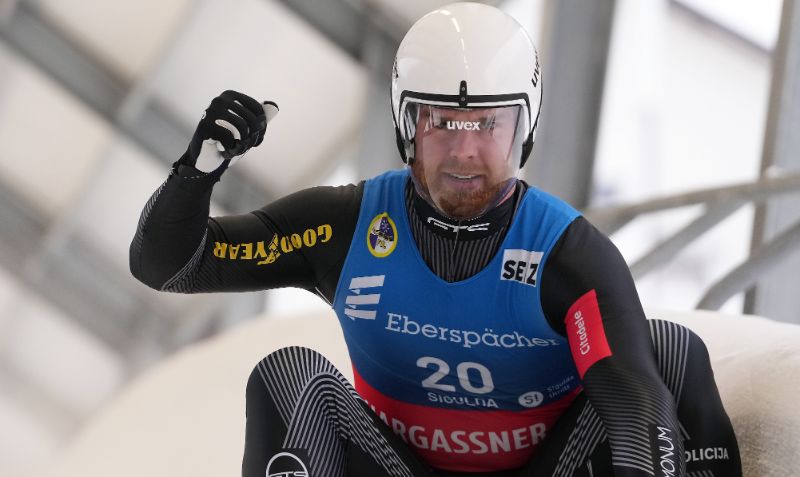 
“Eberspracher” Pasaules kausa ceturtā posma kamaniņu sportā uzvarētājs Latvijas sportists Kristers Aparjods Siguldas bobsleja un kamaniņu trasē.
