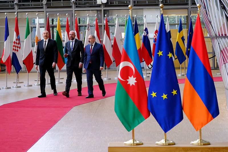 
Eiropadomes prezidents Šarls Mišels (vidū) 2022. gada 22. maijā Briselē, uzņemot Azerbaidžānas prezidentu Ilhamu Alijevu (no kreisās) un Armēnijas premjerministru Nikolu Pašinjanu.
