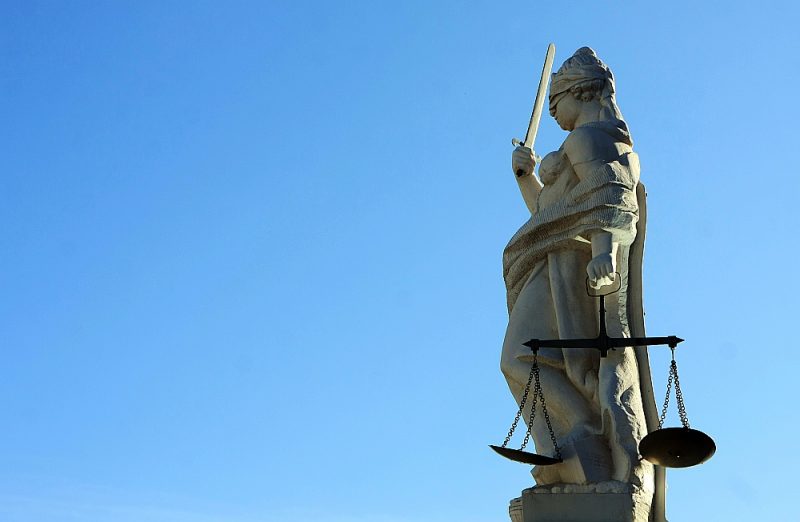 
Kolektīvās prasības tiesā varēs celt par pārkāpumiem dažādās nozarēs – tostarp finanšu pakalpojumos, datu aizsardzībā, tūrisma nozarē, enerģētikā, telekomunikācijās u. c. Sevišķi svarīgi tas ir situācijās, kad par nelielām summām ticis apkrāpts lielāks skaits cilvēku.
