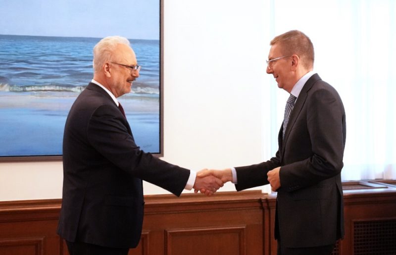 
Bijušais Valsts prezidents Egils Levits (foto – no kreisās) un tagadējais Valsts prezidents Edgars Rinkēvičs.
