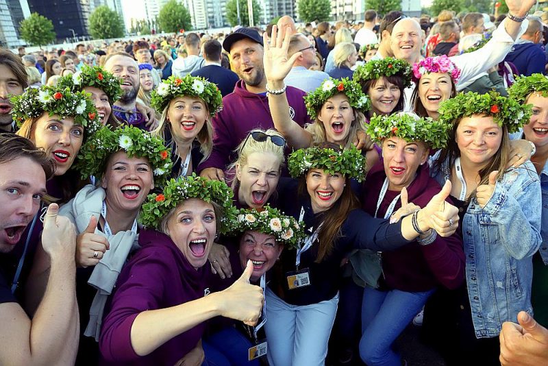 
Līksmojot, dejojot un dziedot Dziesmu svētku Atklāšanas koncertu apmeklēja 22 284 svētku dalībnieki.
