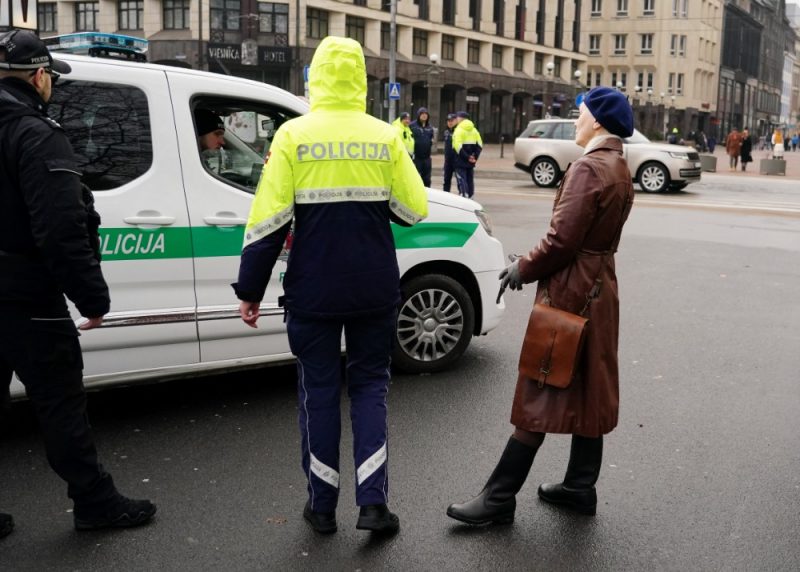 Pašvaldības policijas darbinieki leģionāru piemiņas pasākuma laikā pie Brīvības pieminekļa aiztur prokremlisko aktīvisti Jeļenu Kreili, 16.03.2024.