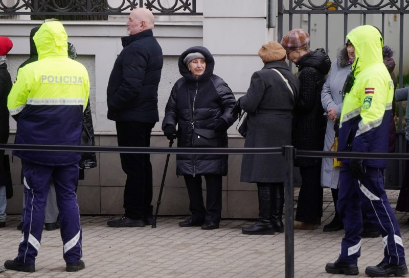 Cilvēki stāv rindā pie Krievijas vēstniecības ēkas Rīgā, kur iespējams nobalsot Krievijas prezidenta vēlēšanās,17.03.2024.