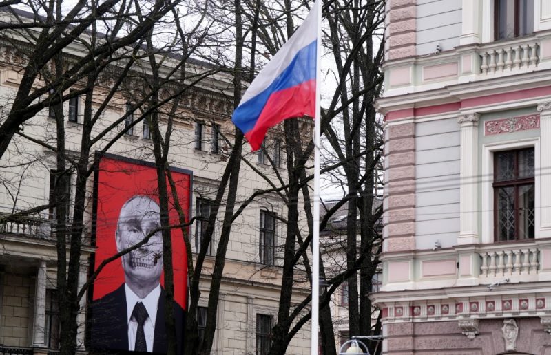 
Cilvēki stāv rindā pie Krievijas vēstniecības ēkas Rīgā, kur iespējams nobalsot Krievijas prezidenta vēlēšanās,17.03.2024.
