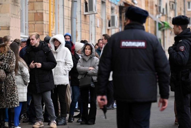 
Cilvēki stāv rindā pie vēlēšanu iecirkņa Krievijas prezidenta vēlēšanu laikā Maskavā 2024. gada 17. martā.
