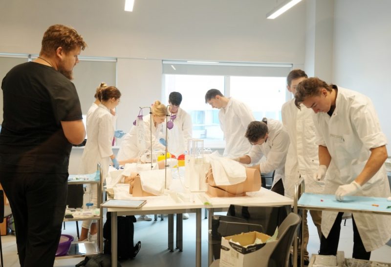 
Rīgas Stradiņa universitātes (RSU) Simulāciju instruktors Ardis Bērziņš (no kreisās) piedalās RSU studiju kompleksa atklāšanas pasākumā RAKUS stacionārā “Gaiļezers”, 2023.gads, ilustratīvs attēls.
