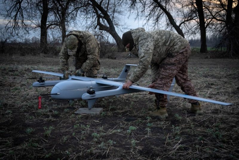 Ukrainas 22. mehanizētās brigādes karavīri gatavojas startēt vidējā darbības rādiusa bezpilota lidaparātu “Poseidon H10” frontē netālu no Bahmutas, Doņeckas apgabalā, Ukrainā, otrdien, 2024. gada 26. martā.