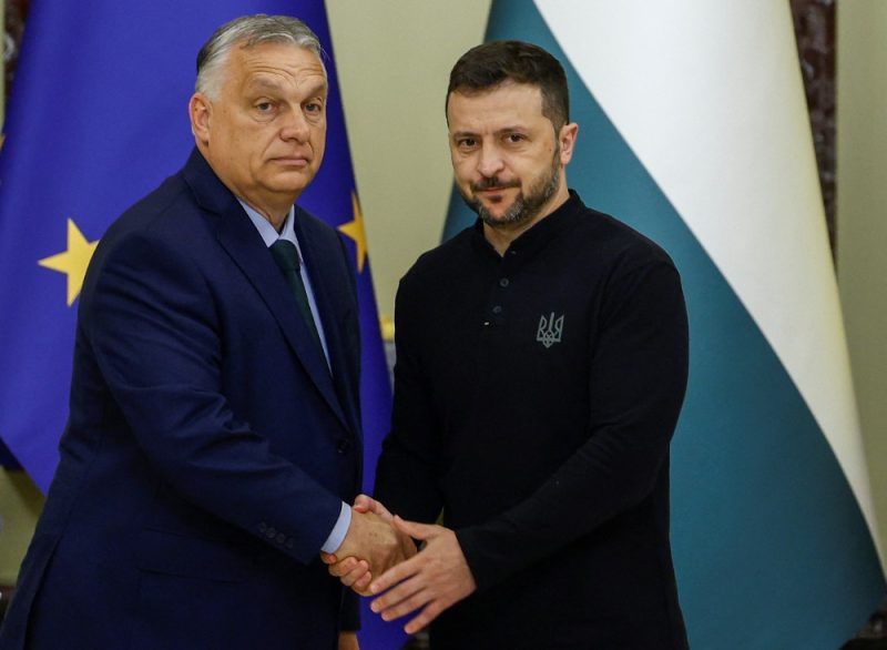 Ukrainas prezidents Volodimirs Zelenskis tiekas ar Ungārijas premjerministru Viktoru Orbānu Krievijas uzbrukuma Ukrainai laikā Kijevā, Ukrainā, 2024.gada 2. jūlijā.