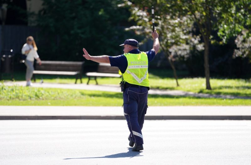 Policists regulē satiksmi.