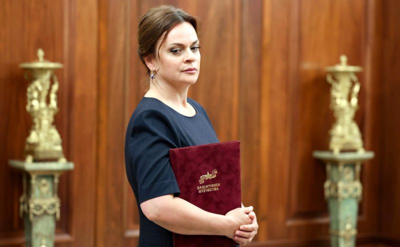 Krievijas prezidenta Vladimira Putina radiniece Anna Civiļeva Krievijas Domes sēdē nejauši atklājusi slepenu informāciju par bezvēsts pazudušo krievu karavīru skaitu Ukrainā.