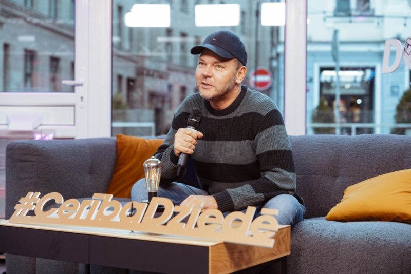 
Latvijas sabiedrisko mediju labdarības maratonā “Dod pieci!” Doma laukumā, 2024.gada decembrī.
