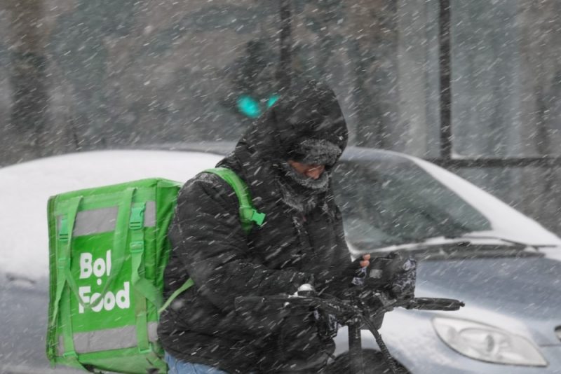 
“Bolt” kurjers piegādā ēdienu Rīgā.
