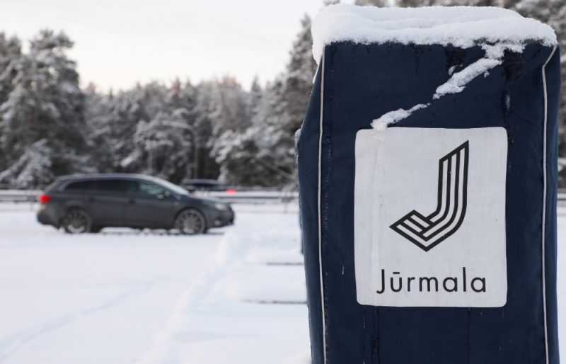 
Jūrmalas caurlaižu iegādes aparāti Priedainē.
