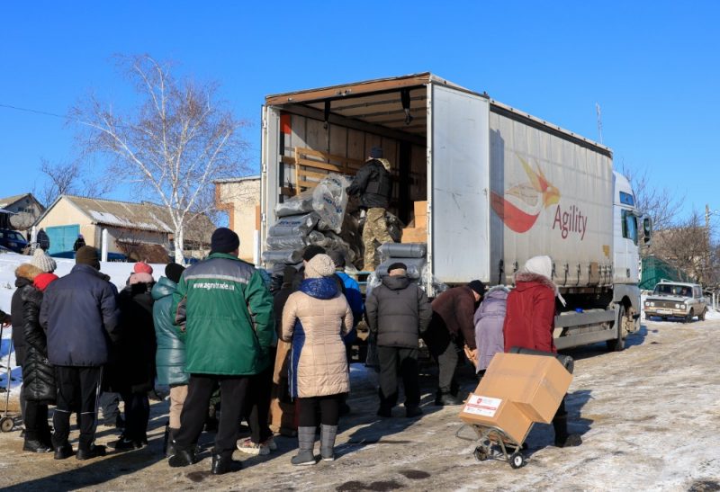 
Ukrainā iedzīvotāji saņem humānās palīdzības pakas, Harkiva, 2025.gada februārī.
