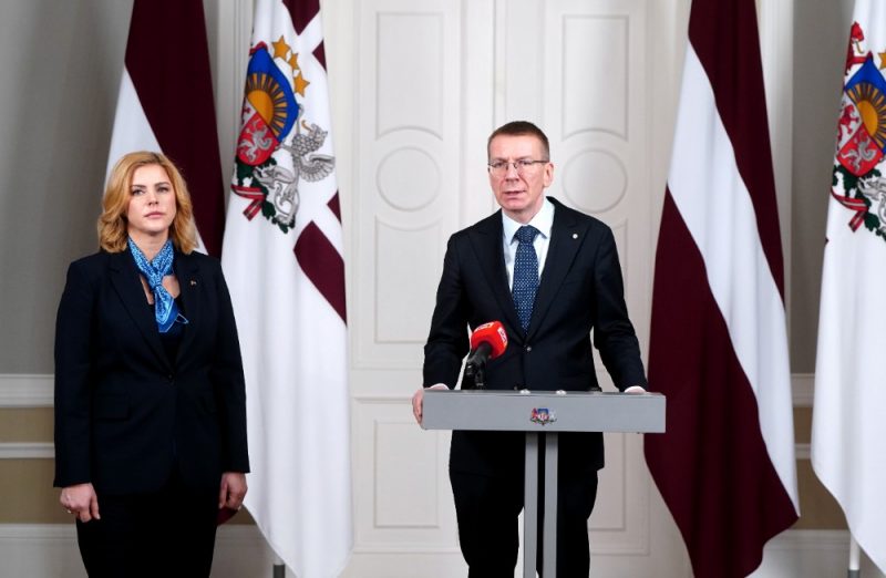 
Valsts prezidents Edgars Rinkēvičs un Ministru prezidente Evika Siliņa piedalās preses konferencē pēc tikšanās Rīgas pilī.
