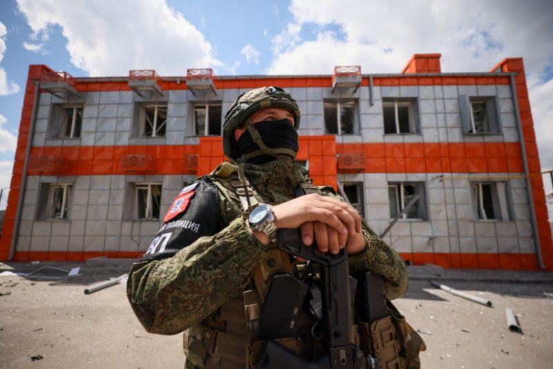 
Krievijas armijas karavīrs Luhanskā, Donbasa apgabalā Ukrainā.
